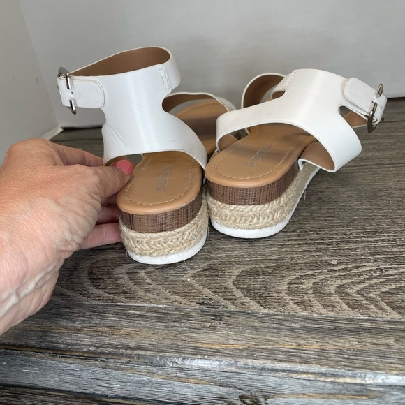 SODA child White Espadrille Sandals size 4. Flatform wedge open toe. Pre-owned - Picture 5 of 6